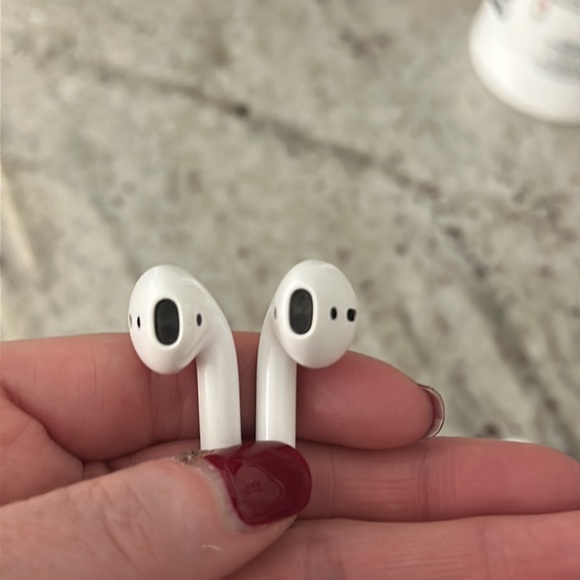 Apple AirPods with Charger 2nd Generation - Picture 8 of 8